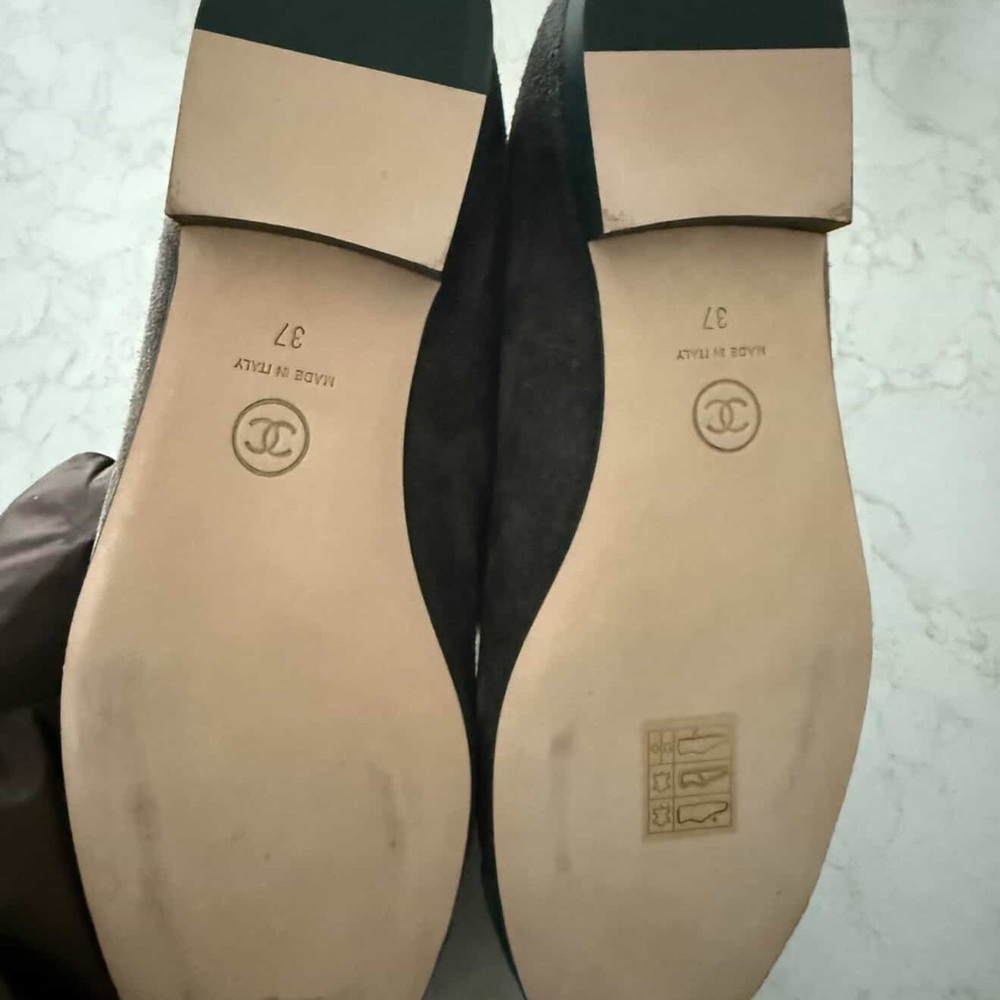 CHANEL Green Suede Two-Tone Ballet Flats with Green Toe - Picture 5 of 5